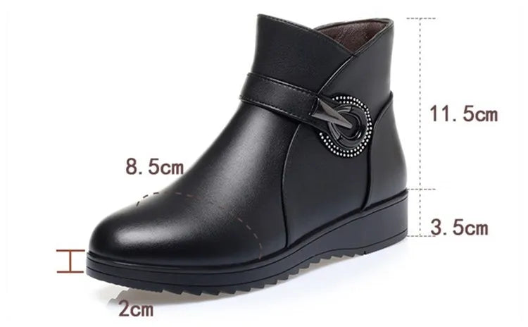 Schwarze Winterstiefelette mit Wollfutter, Zierschnalle und Maßangaben