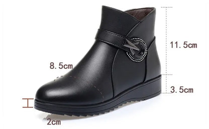 Schwarze Winterstiefelette mit Wollfutter, Zierschnalle und Maßangaben