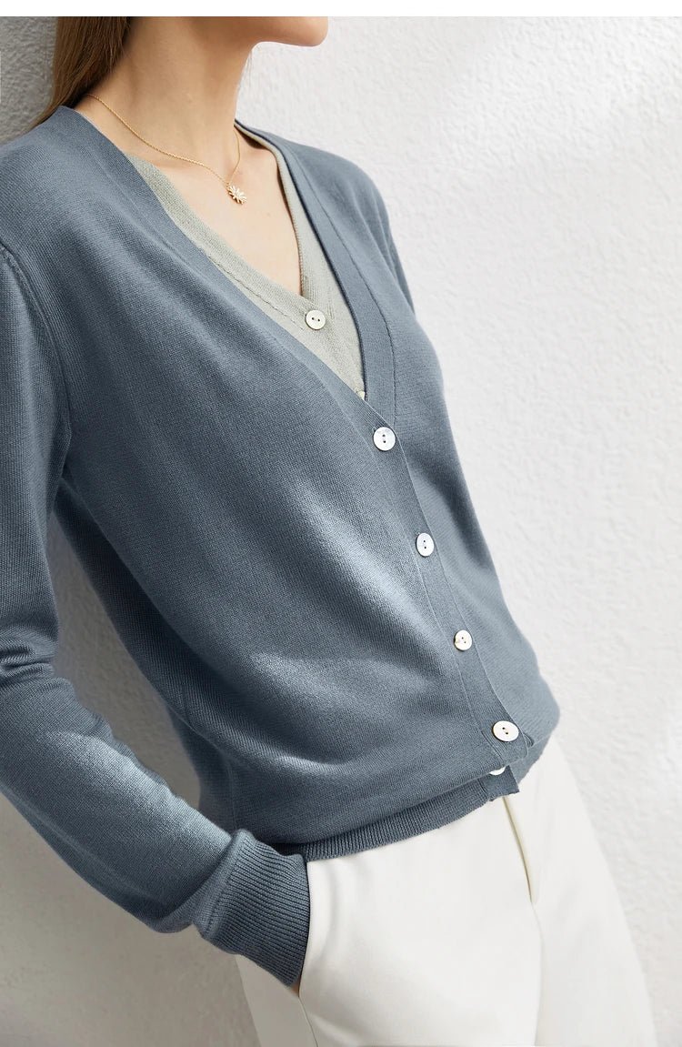Wolljacke mit V-Ausschnitt und Knopfleiste, blaugrau, Detail der Knöpfe