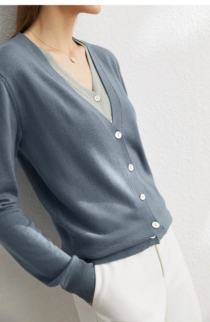 Wolljacke mit V-Ausschnitt und Knopfleiste, blaugrau, Detail der Knöpfe