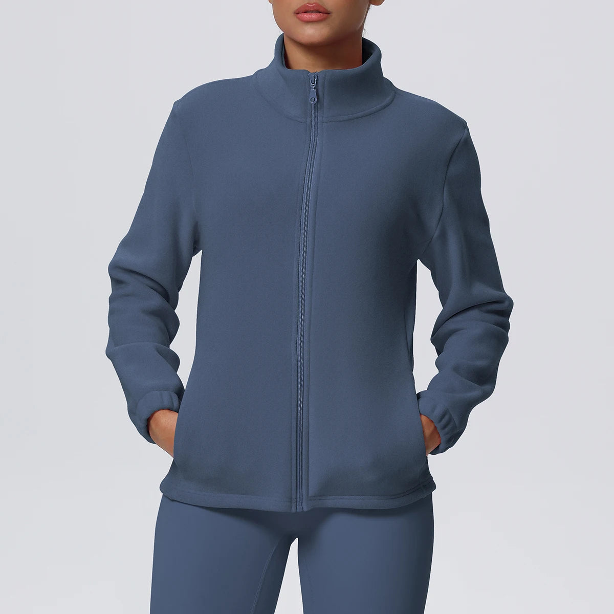 Sport-Winterjacke blau: Stehkragen, durchgehender Reißverschluss, elastische Bündchen.