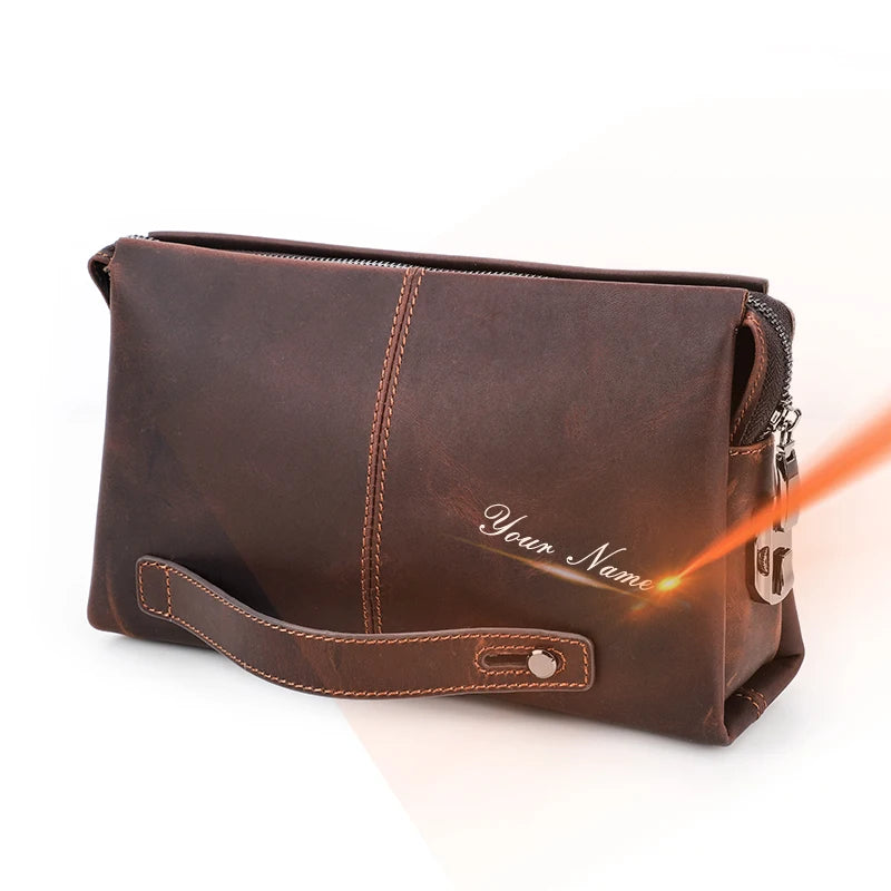 Braune Leder-Clutch mit Reißverschluss, Kettenriemen und Namensschriftzug