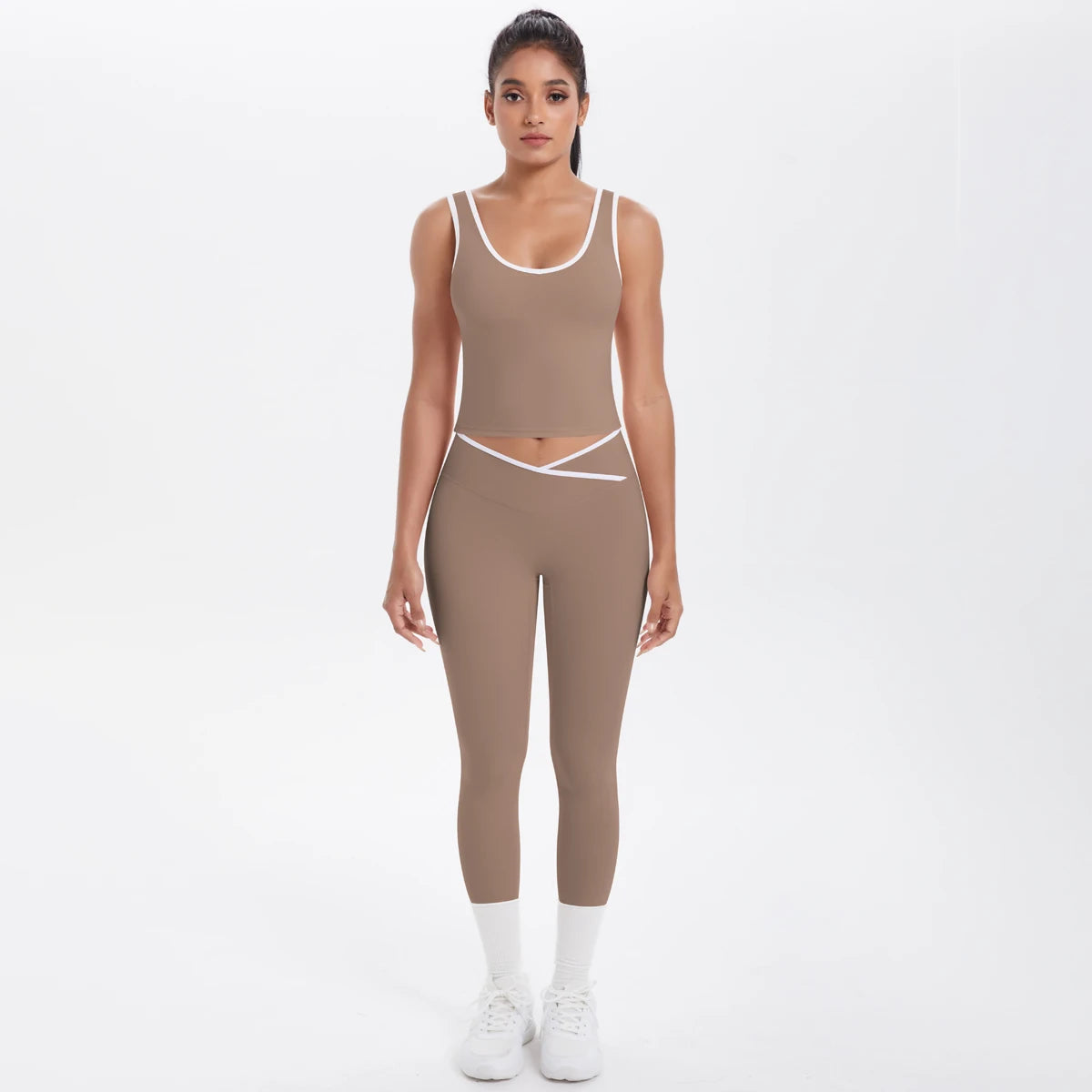 Yoga-Set für Damen in Beige: vorne Crop-Top mit Kreuznaht und 3/4-Leggings mit weißen Kanten