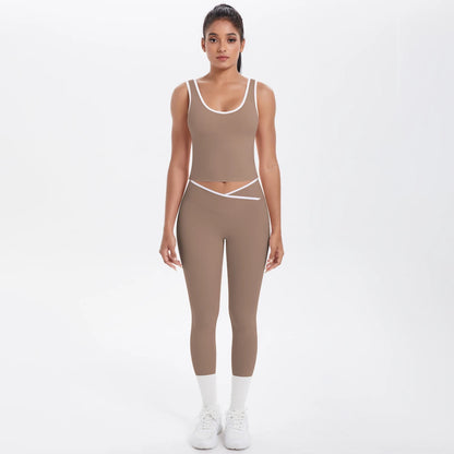 Yoga-Set für Damen in Beige: vorne Crop-Top mit Kreuznaht und 3/4-Leggings mit weißen Kanten