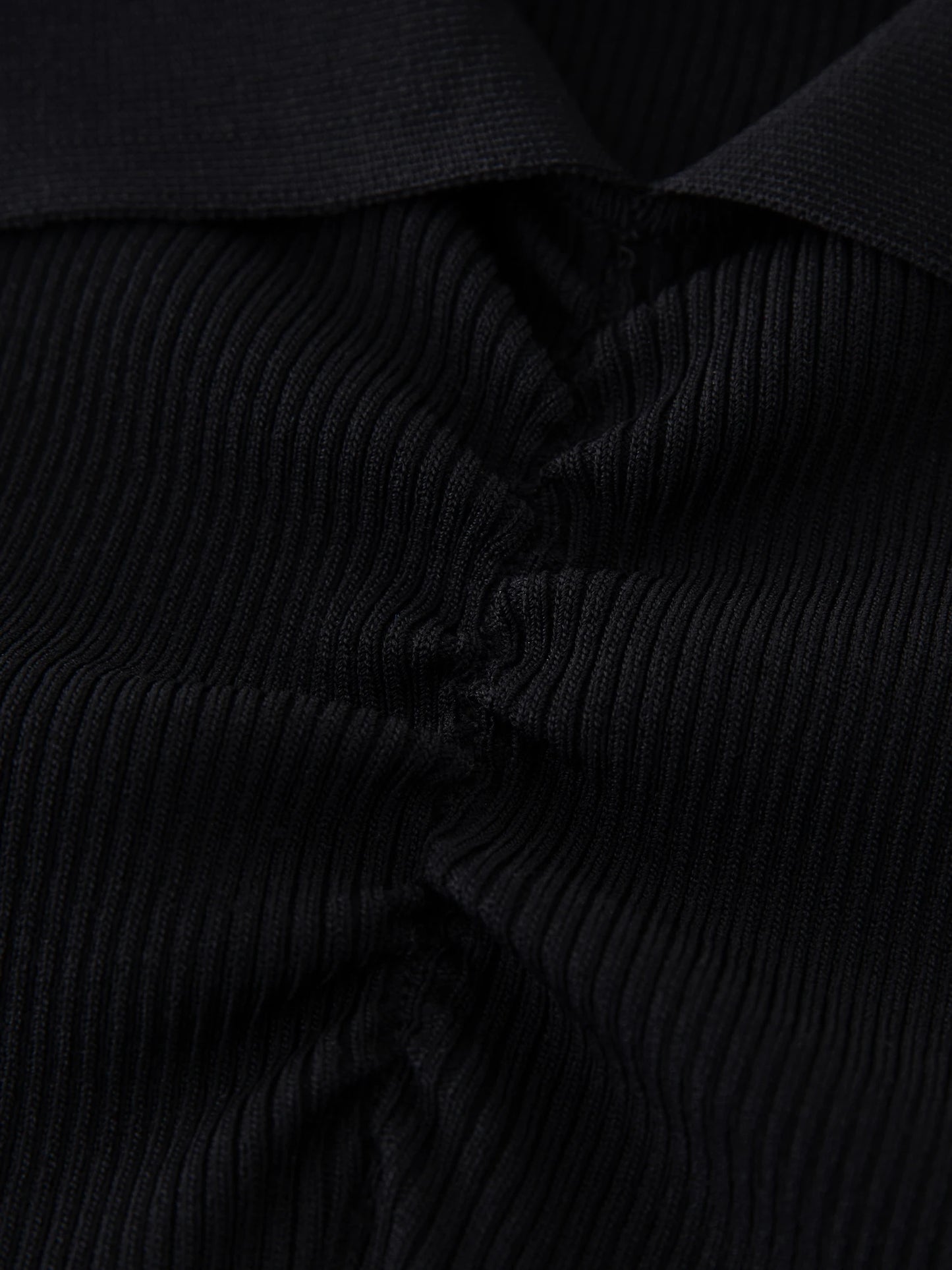 Weites Damen-Shirt mit Buchstaben-Print und langen Ärmeln – ideal für den Frühling und vielseitig kombinierbar.