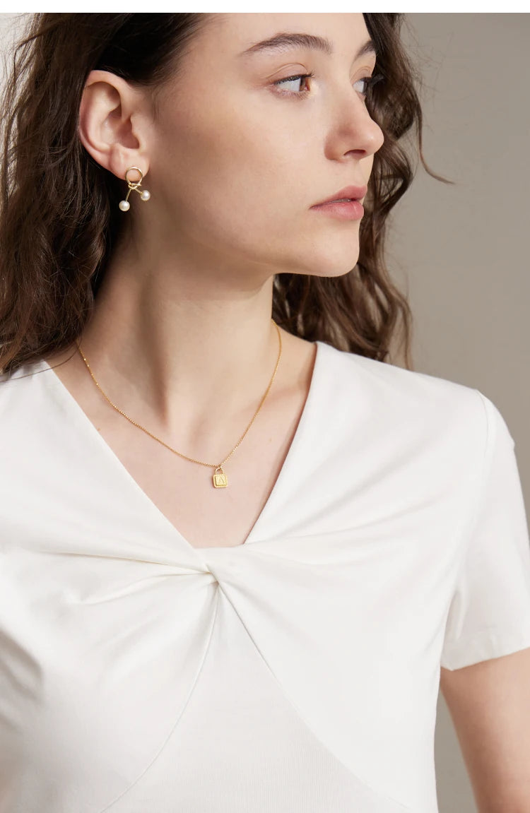 Damen T-Shirt im Minimalismus-Stil mit V-Ausschnitt und dünnem Design