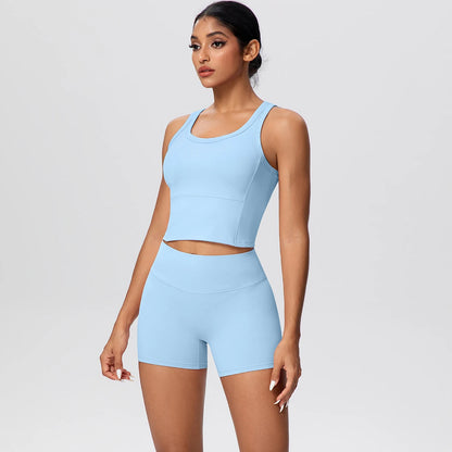 Damen-Yoga-Set in Hellblau: ärmelloses Top mit eingestickter Bahn und kurzen Leggings.