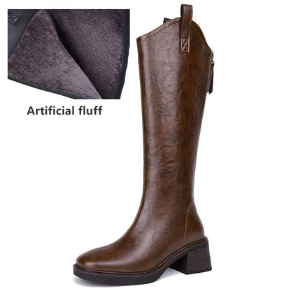 Brauner Stiefel mit Kunstfell-Futter innen und Blockabsatz