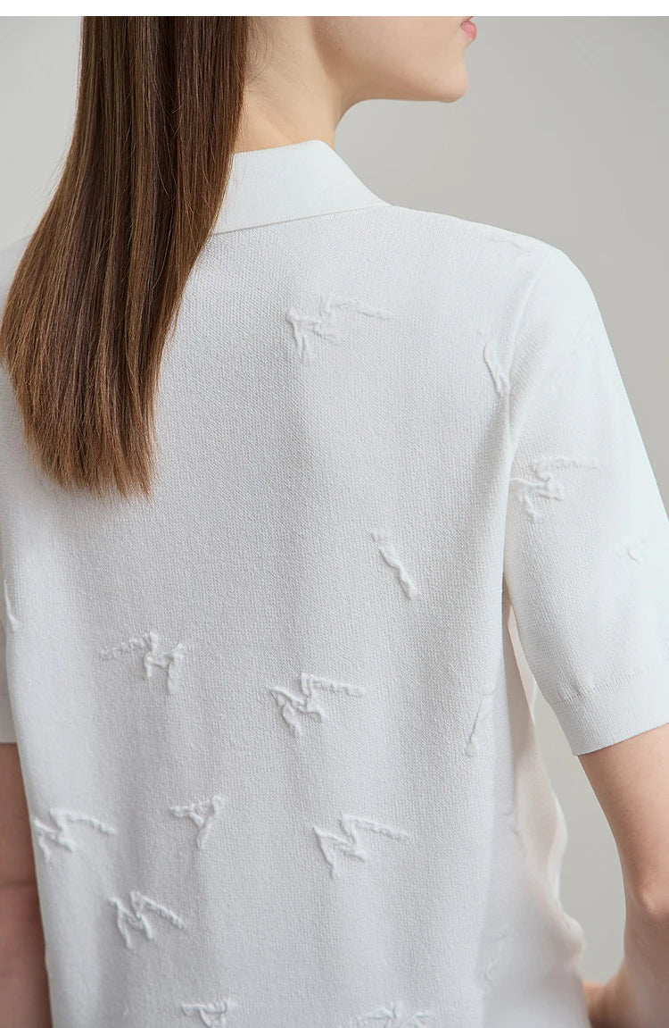 Detailansicht Rücken: weißer Strickpullover mit Stickapplikationen im Schulterbereich