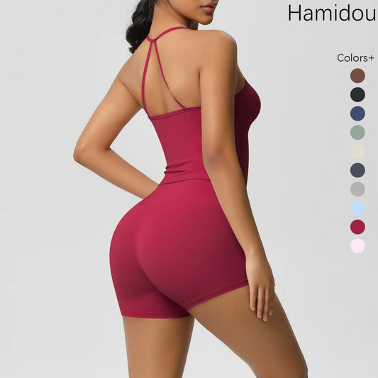 Nahtloses Yoga-Set für Frauen: bordeauxrotes Sporttop und Shorts, Rückansicht mit Trägern.