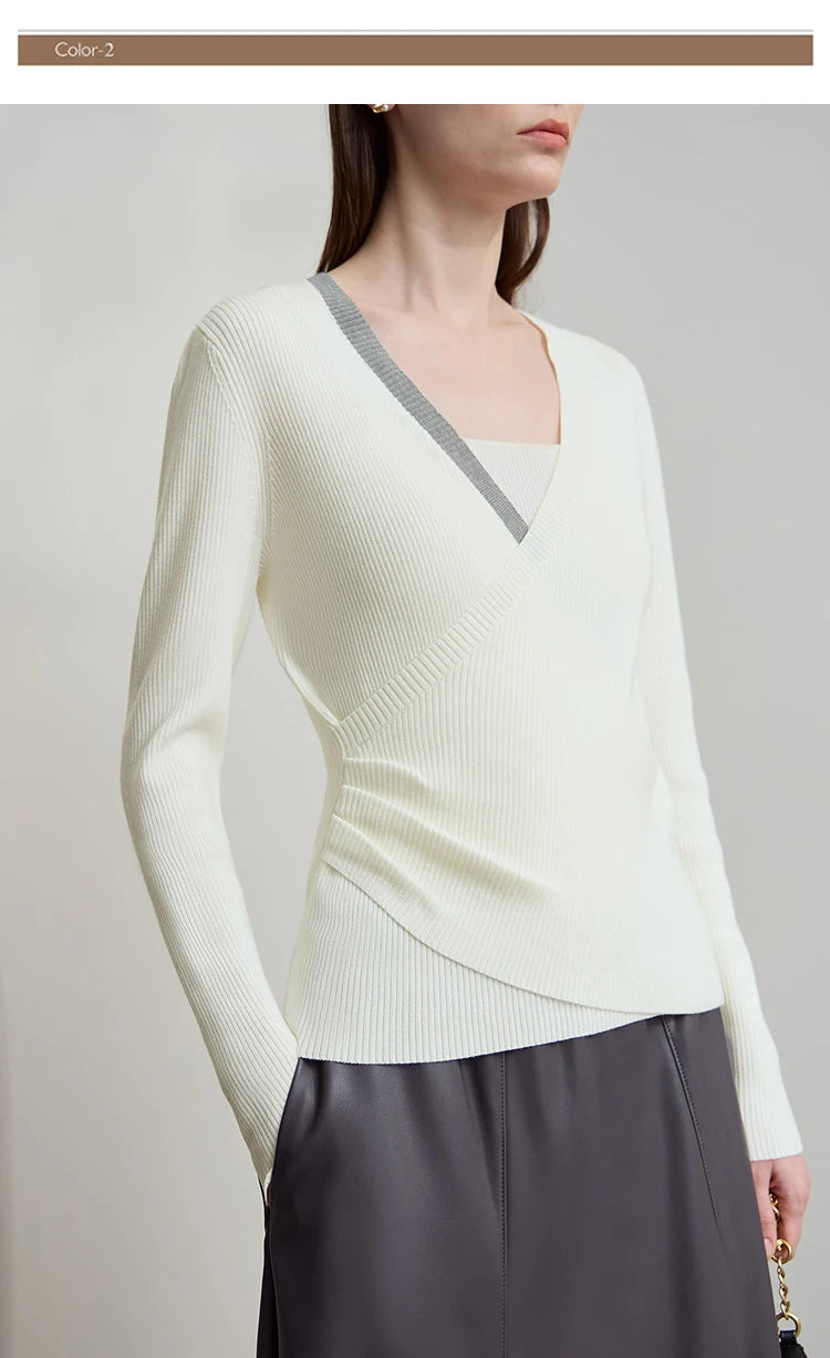 Damenpullover mit V-Ausschnitt, langarm, offwhite Strick und hellgrauem Kontrast