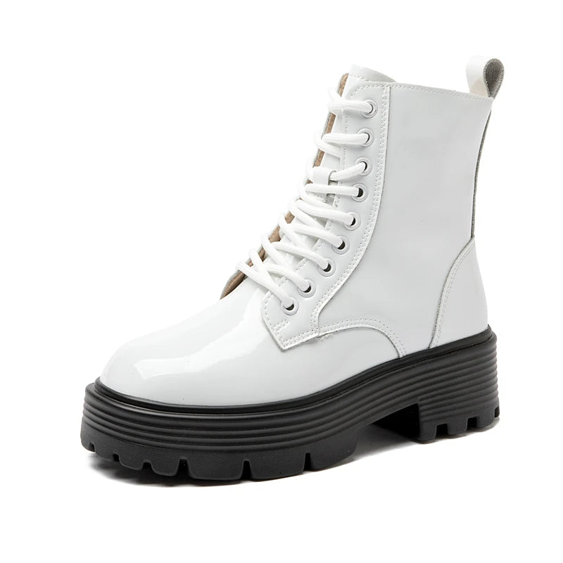 Weiße Knöchelstiefel mit Schnürung, glänzende Oberfläche und profilierte Plateau-Sohle