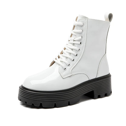 Weiße Knöchelstiefel mit Schnürung, glänzende Oberfläche und profilierte Plateau-Sohle