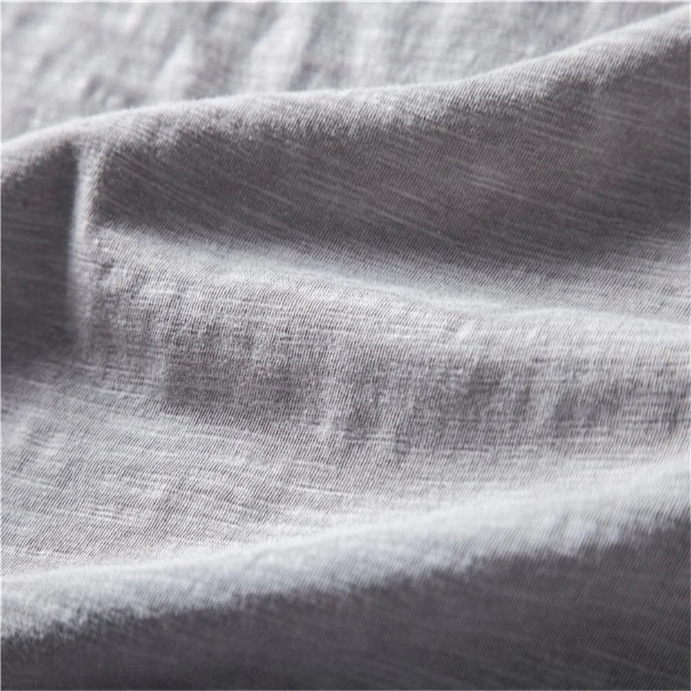 Baumwoll-T-Shirt Stoffdetail in hellgrau, gewebte Textur sichtbar