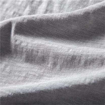 Baumwoll-T-Shirt Stoffdetail in hellgrau, gewebte Textur sichtbar