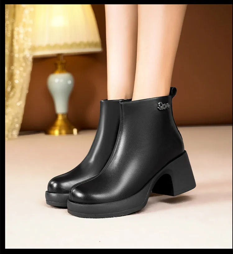 Schwarze Damen-Winterstiefelette mit breitem Blockabsatz und kurzem Schaft