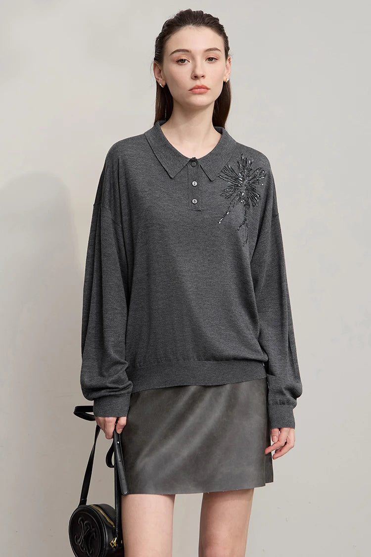 Dunkelgrauer AMII Polo-Pullover vorn mit Knopfleiste und Glitzerblüten-Applikation