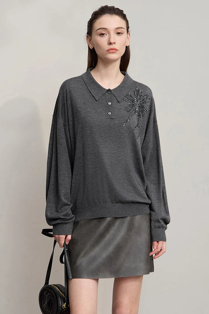 Dunkelgrauer AMII Polo-Pullover vorn mit Knopfleiste und Glitzerblüten-Applikation