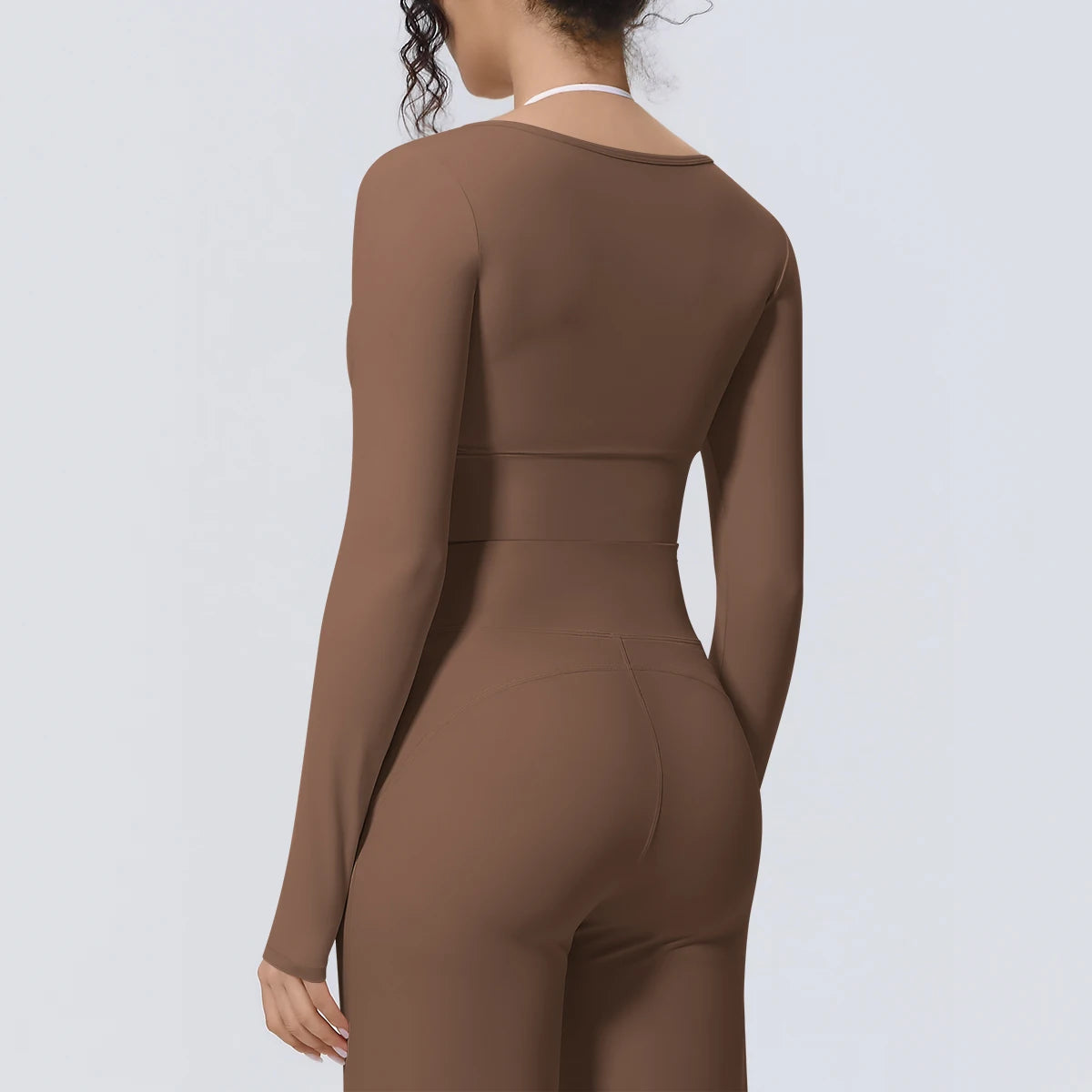 Braunes Damen-Langarmshirt, feuchtigkeitsableitend, Rückansicht mit glattem Schnitt, weißer Rand