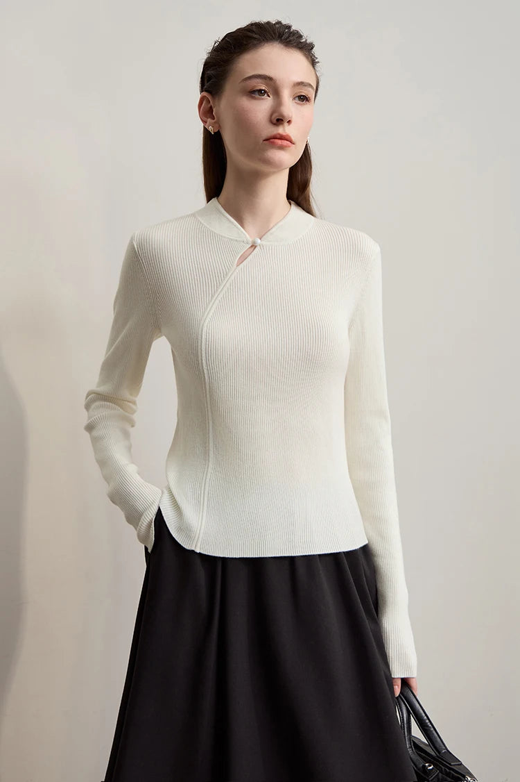 Cremefarbener Damenpullover mit Cheongsam-Kragen und Knopfleiste, Frontansicht, langarm