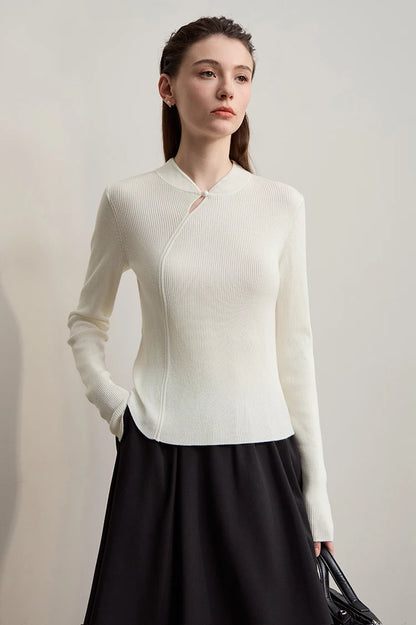 Cremefarbener Damenpullover mit Cheongsam-Kragen und Knopfleiste, Frontansicht, langarm