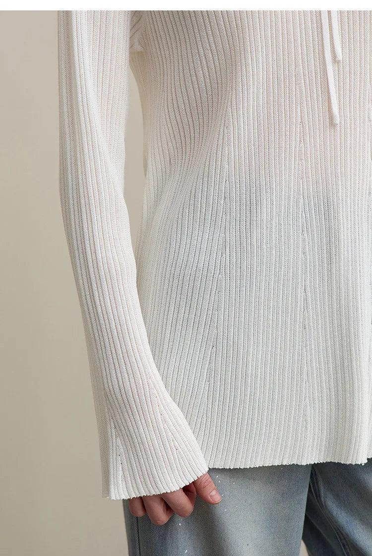 Weißer Rippenstrickpullover: gerippter Ärmel und Saum, feine Längsstreifen im Detail.