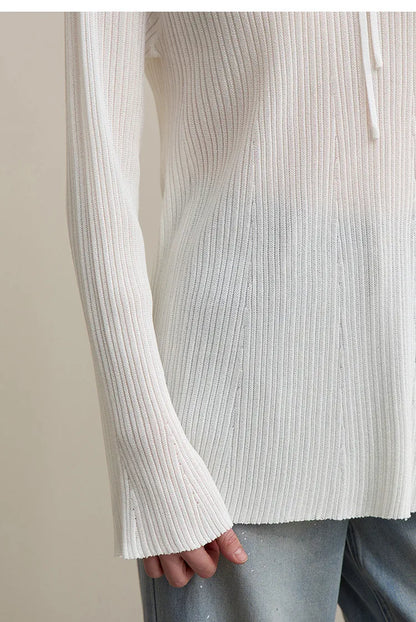 Weißer Rippenstrickpullover: gerippter Ärmel und Saum, feine Längsstreifen im Detail.