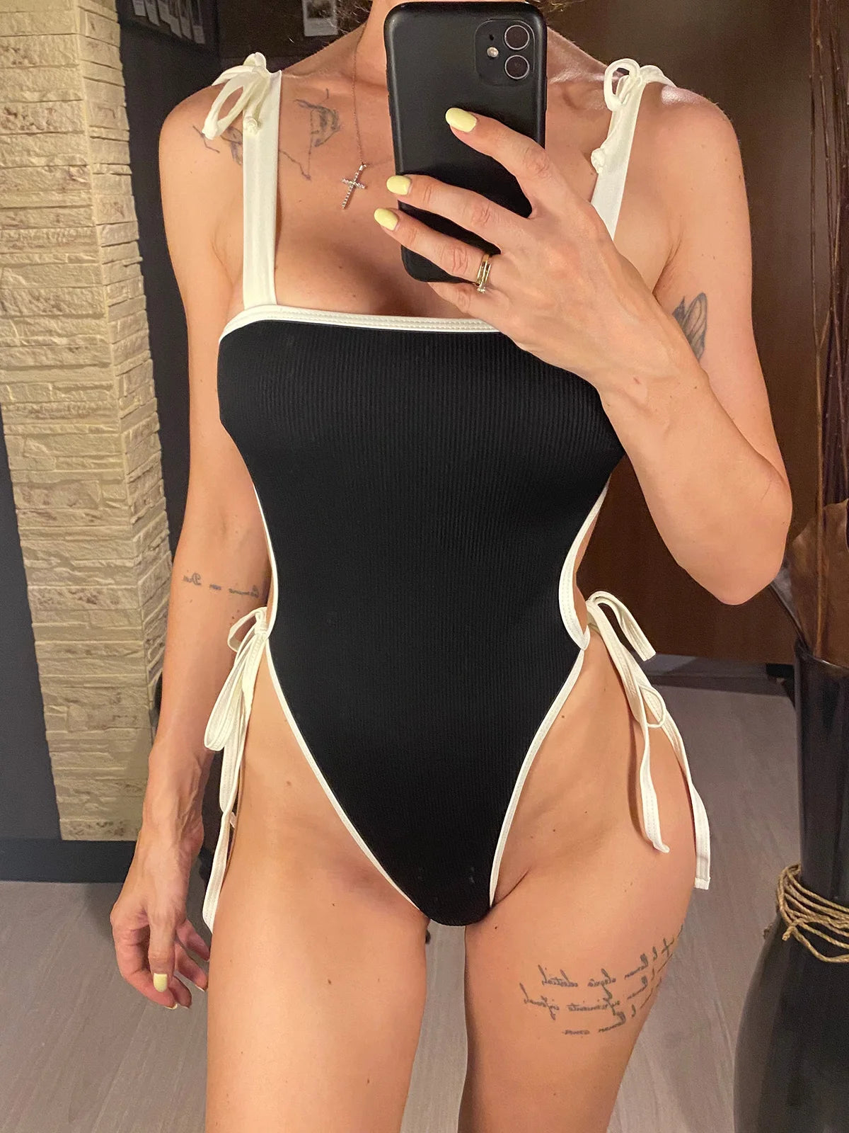 Damen-Badeanzug Micro-Tanga gerippt Riemchen High-Leg gepolstert
