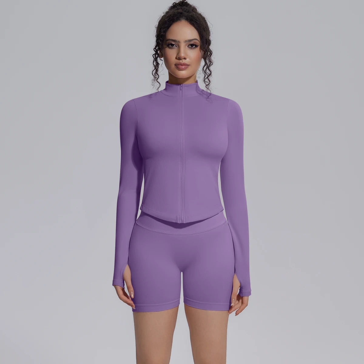 2-teiliges Yoga-Set in Lila: langärmliger Stehkragen, dazu kurze passende Shorts