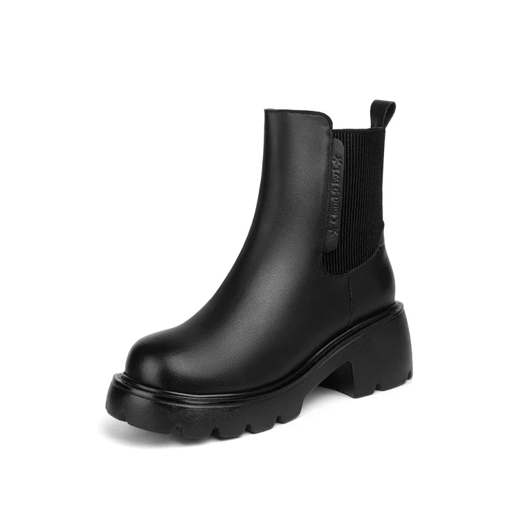 Schwarze Chelsea-Boots mit seitlichem Elastikeinsatz, kurzem Schaft und Profilsohle