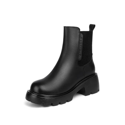 Schwarze Chelsea-Boots mit seitlichem Elastikeinsatz, kurzem Schaft und Profilsohle