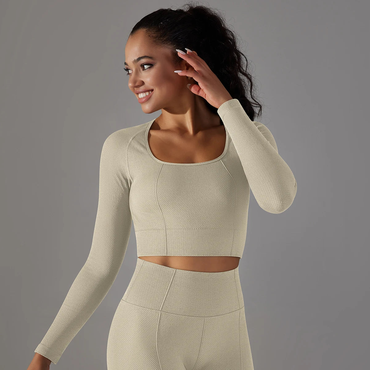 Yoga-Langarmshirt für Damen in Elfenbein, tailliert, U-Ausschnitt, lange Ärmel