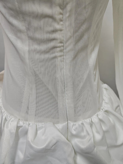 Damen-Dreiteiler mit Perlenbesatz: Langarmhemd mit Reverskragen, ärmellose Weste und lange Hose