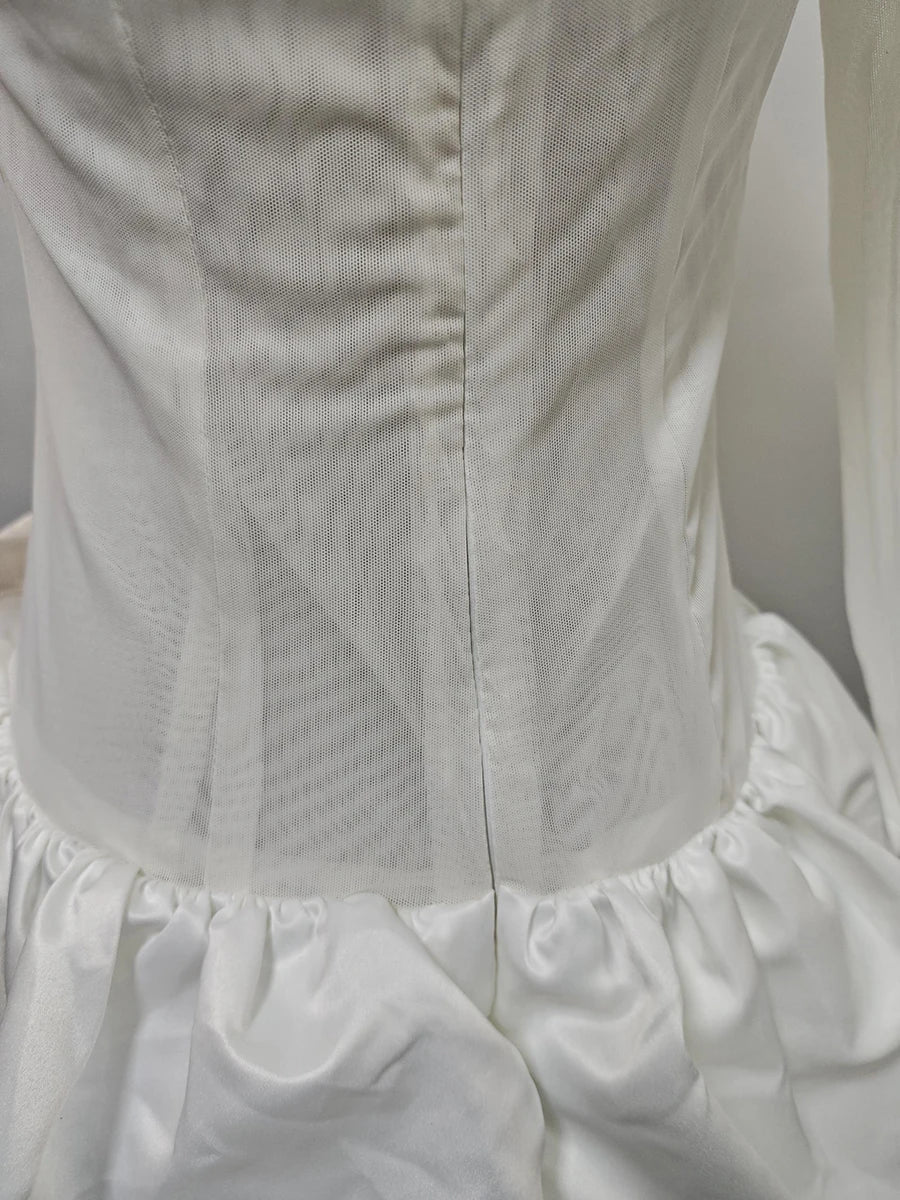 Elegantes Damen-Kleid mit Reverskragen, langen Ärmeln und Patchwork-Design – figurbetont und stilvoll.