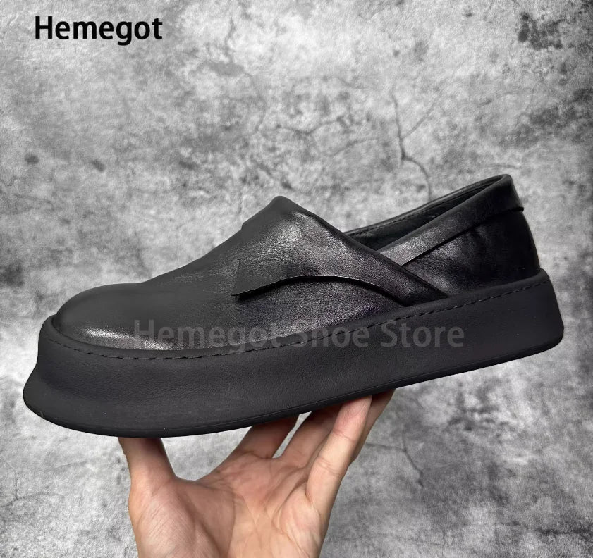 Schwarzer Lederslipper mit runder Spitze, Slip-on Form und dicker Sohle