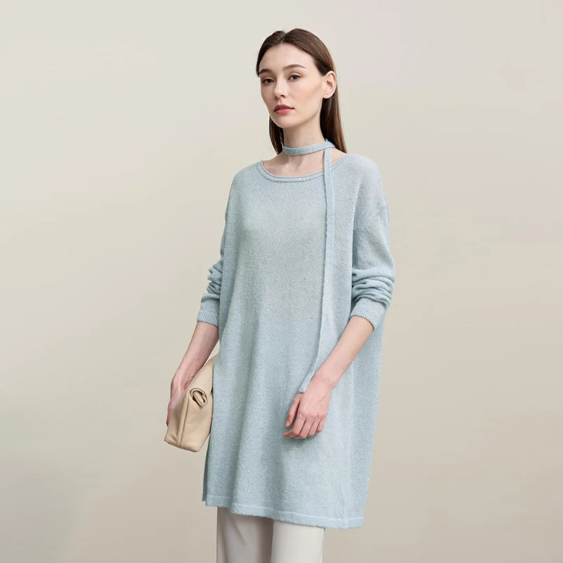 Hellblauer Strickpullover mit Rundhals, langen Ärmeln und Bindekordel in der Taille