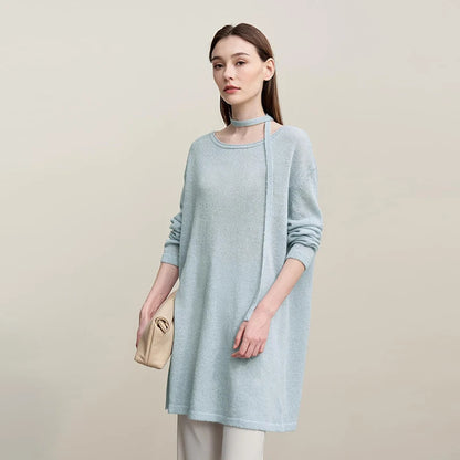 Hellblauer Strickpullover mit Rundhals, langen Ärmeln und Bindekordel in der Taille
