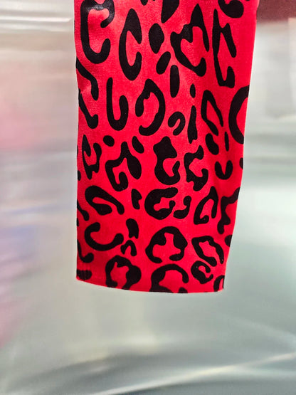 Elegantes ärmelloses Damen-Kleid mit Halterneck und Patchwork-Falten-Design – figurbetont und stilvoll.