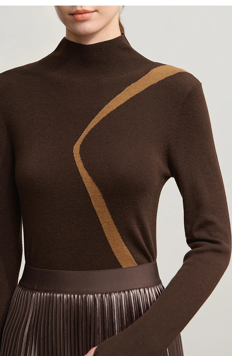 Damenpullover mit Stehkragen, braun, Nahansicht des Patchwork-Streifens am Oberteil.