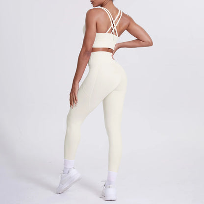 Damen-Yoga-Set in hellbeige: Sporttop mit X-Riemen und 3/4 Leggings