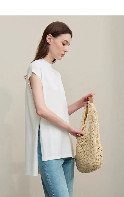 Weißer Damen-Strickpullover mit kurzem Arm, Stehkragen und Seitenschlitz