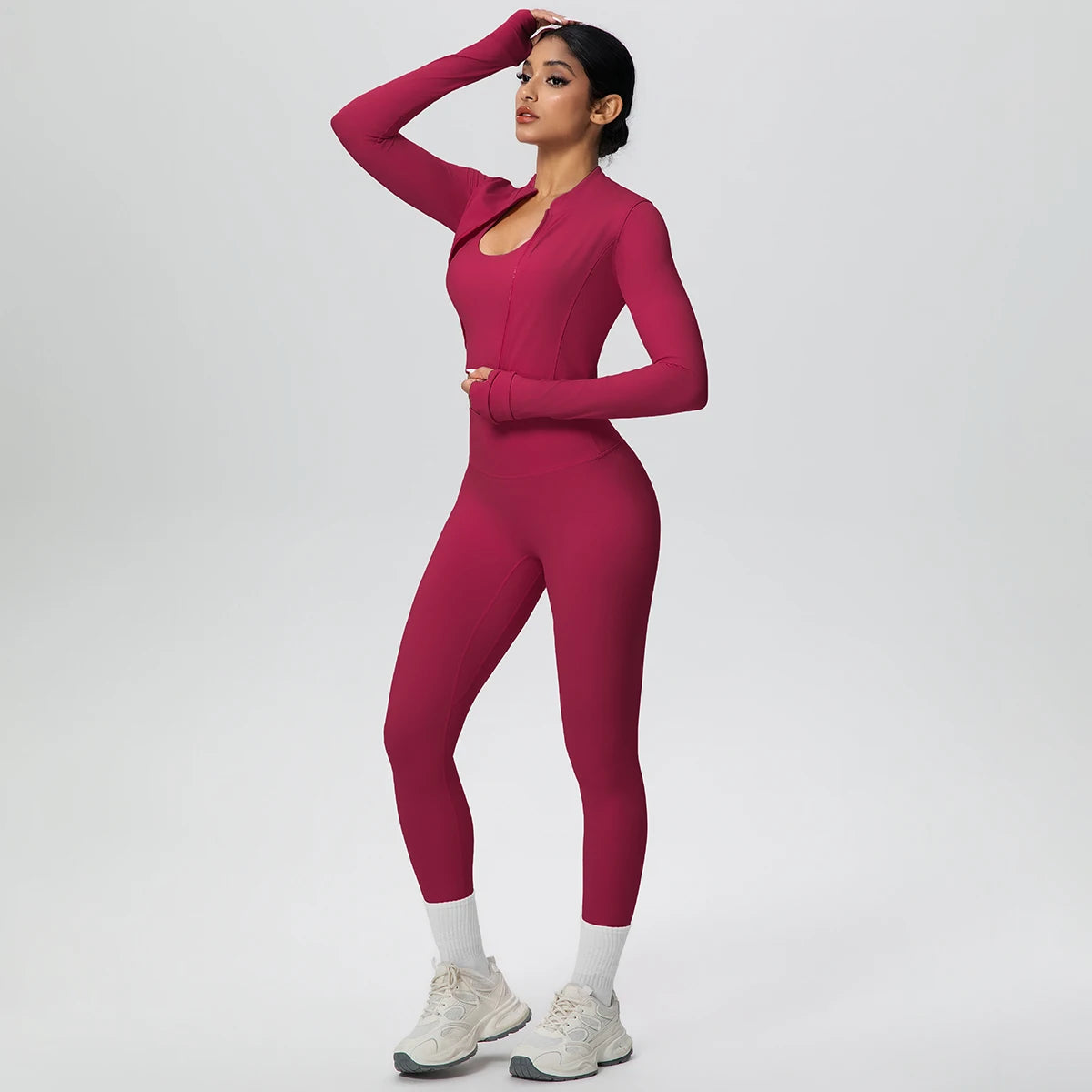 Damen-Yoga-Set in Bordeaux: langärmliges Crop-Top und hochtaillierte Leggings, seitliche Pose