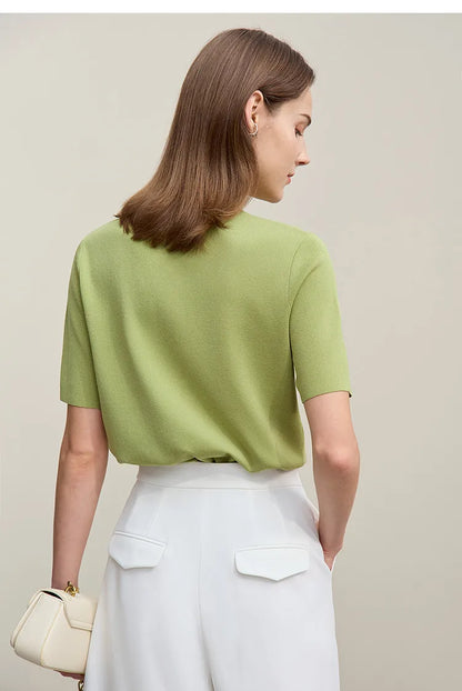 Rückansicht kurzärmeliger Pullover, grüner Stoff, mit gerader Passform
