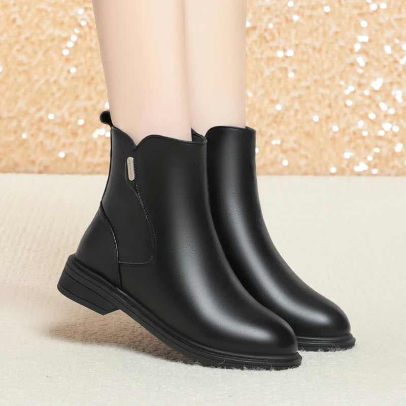 Schwarze Stiefeletten mit kurzer Fersenhöhe und glatter Lederoberfläche