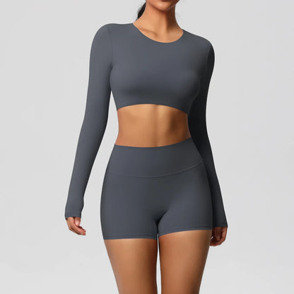 Sport-Set Dunkelgrau: langarm Croptop und kurze Funktions-Shorts