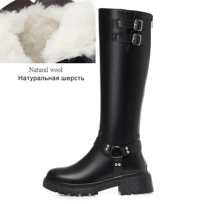 Schwarze hohe Stiefel mit doppeltem Schnallenriemen und Wollfutter