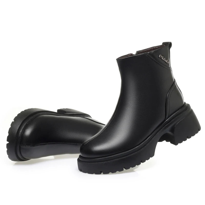 Schwarze Stiefeletten mit Fellfutter innen und dicker Plateau-Profilsohle, Seitenansicht