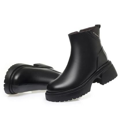 Schwarze Stiefeletten mit Fellfutter innen und dicker Plateau-Profilsohle, Seitenansicht