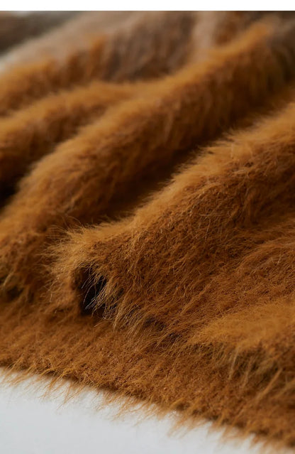 Damenpullover-Detail: brauner Farbton im Strick, flauschige Oberfläche