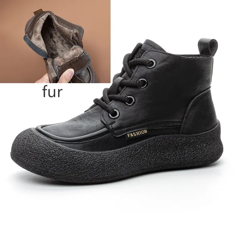 Damen-Knöchelboots mit Rundspitz, Schnürung und Fellfutter; dunkle Farbe, flache Profilsohle.